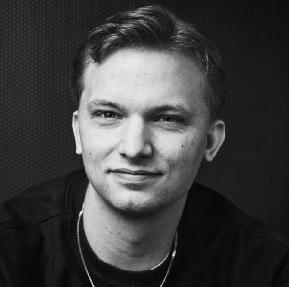 Designer Vetle Uthaug i Scandinavian Design Group. Sort-hvit bilde av mann med kor hår.