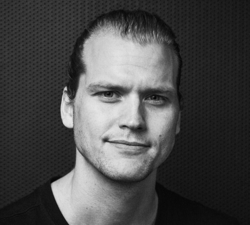 Designer og kreativ leder Nicklas Haslestad i Scandinavian Design Group Sort-hvitt bilde av mann med kort hår.