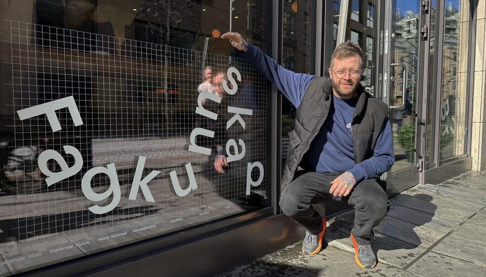 Nils Olav Heggdalsvik i Kveitemjøl ba designerne om å lage noen helt annet. Resultatet endte med sølv i reklamebransjens store kåring Gullblyanten. Mann i blå genser og svart boblevest som sitter på huk foran butikkvindu med teksten Fagkunnskap.