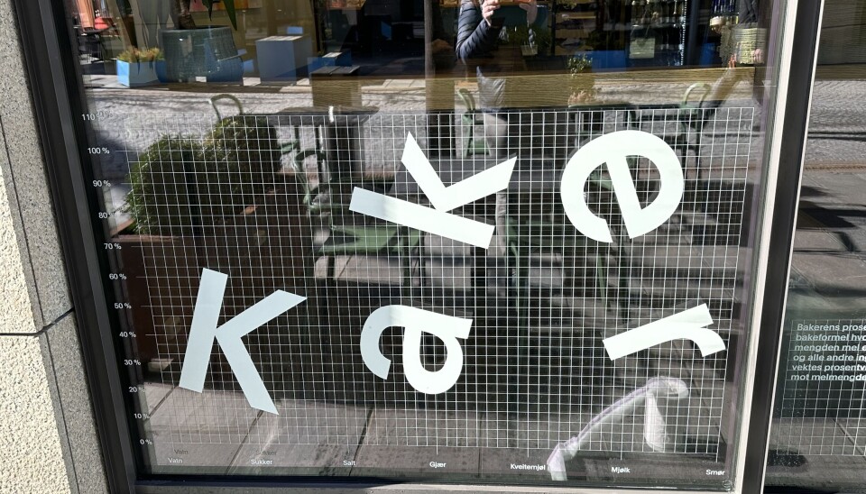Ordnet kaker med bokstaver i 'hulter i bulter' med diagrammet til bakernes prosent i bakgrunn.