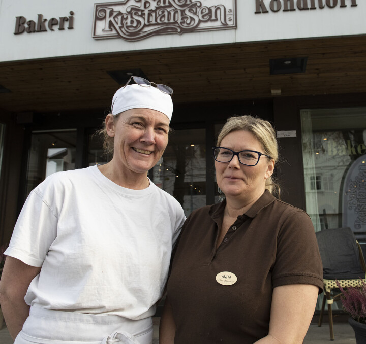 Anita Rud Rosenborg (til høyre) og Trude Bergundhaugen i Baker Kristiansen har fått en fantastisk mottakelse på den nye bakerikafeen.