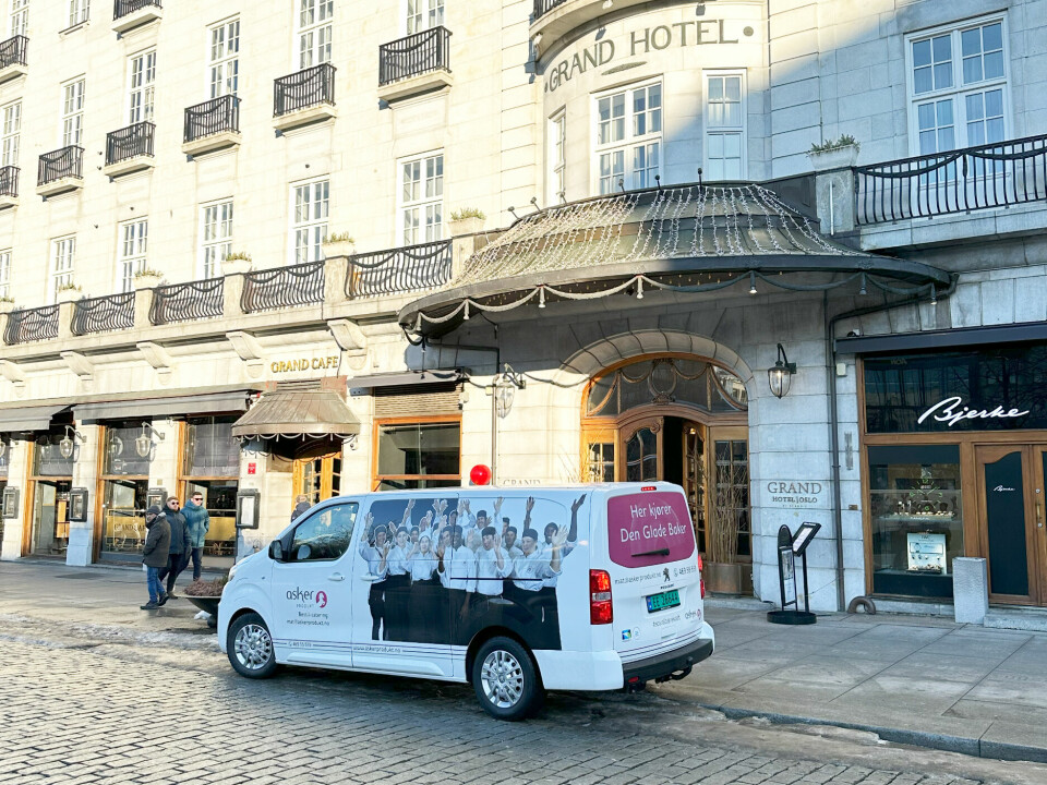 Hvit varebil utenfor Grand Hotel i Oslo.