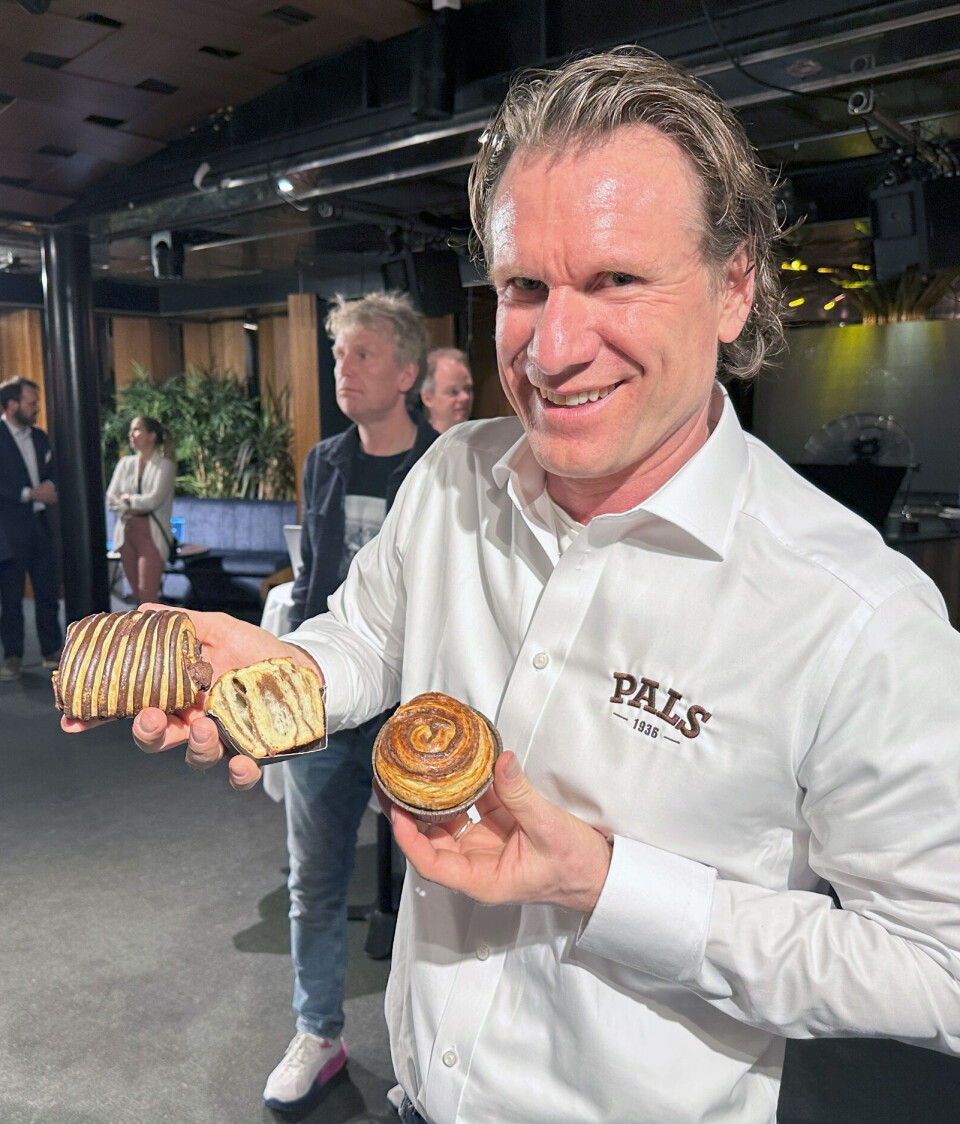Joachim Raanaas i Pals Mann i hvit skjorte som viser frem produkter han har i hendene.
