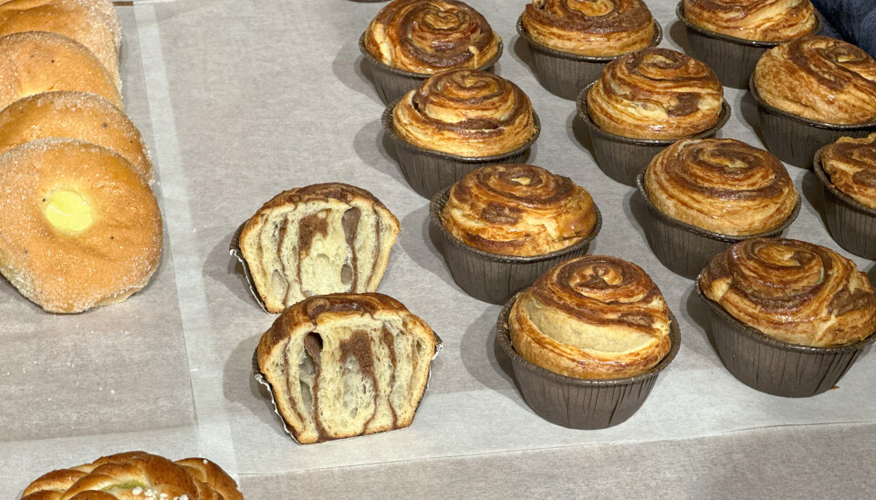 Pals er spent på interessen for det nye produktet som består av en kombinasjon av brioche og croissantdeig. Produkter på rekke på et bord.