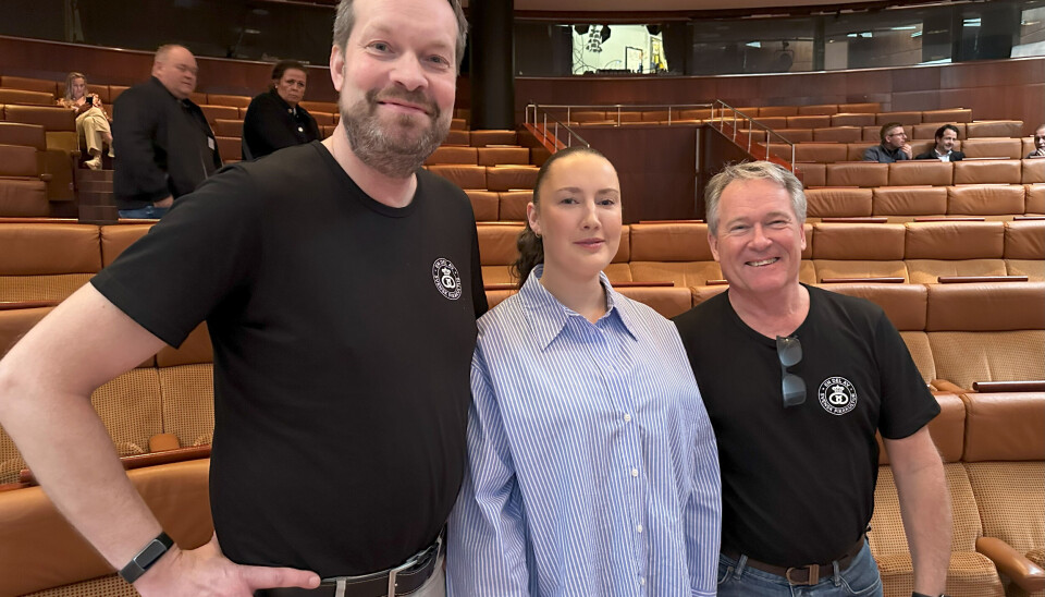 Kristine Ramberg i Din Baker har den siste tiden hatt tett kontakt med Din Bagare og innkjøpsdirektør Johan Lindberg (til venstre) og administrerende direktør Håkan Jakobsson. Tre personer med en konferansesal i bakgrunnen.