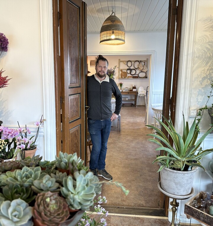 Stavern Blomstermakeri har flyttet inn i den ene delen av Jensens Conditori i Stavern. Døren er åpen inn til konditoriet der Stefan Lundberg hilser velkommen med sin stab. Mann som står i en dør.
