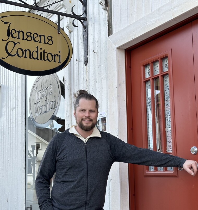 Stefan Lundberg har overtatt 99 år gamle Jensens Conditori etter at han fikk kjeft av bakeriets kunder for at de skulle overta lokalene til bakeriet i Stavern. Mann utenfor inngangsdøra til bakeri.