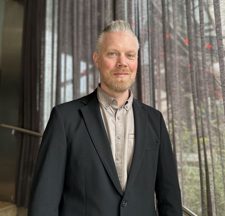 Faglærer Lars Lindland gleder seg over den gode søkningen til det nye fagskoletilbudet «spesialisering i baker- og konditorfaget». Lindland. 65 har søkt studiet. Av disse har 53 studiet på førsteplass. Mann i svart dressjakke.