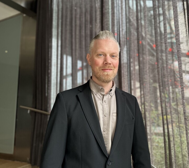 Faglærer Lars Lindland har hatt en hektisk periode med å tilrettelegge for det nye studiet. Mann i svart dressjakke.