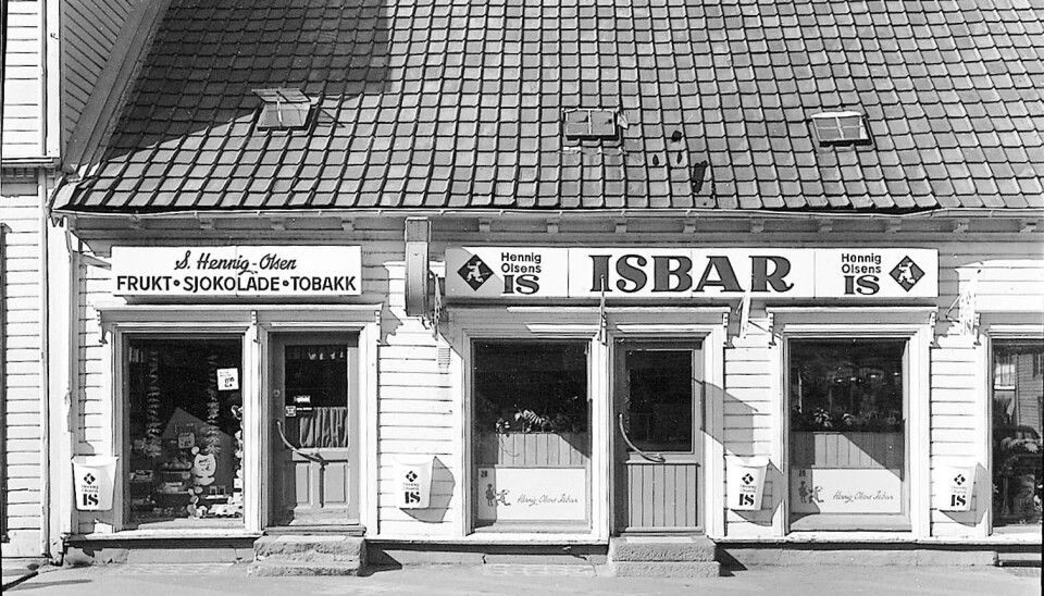 I august 1924 åpnet Sven Hennig-Olsen forretning i Markens gate 29 i Kristiansand. På bakrommet startet han iskremproduksjon.