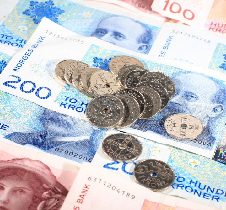 NHO Mat og Drikke og Norsk Nærings- og Nytelsesmiddelarbeiderforbund har kommet til enighet i lønnsforhandlingene i baker- og konditorfagene. Norwegian 1 kroner coins on top of 200 kroner and 100 kroner bills