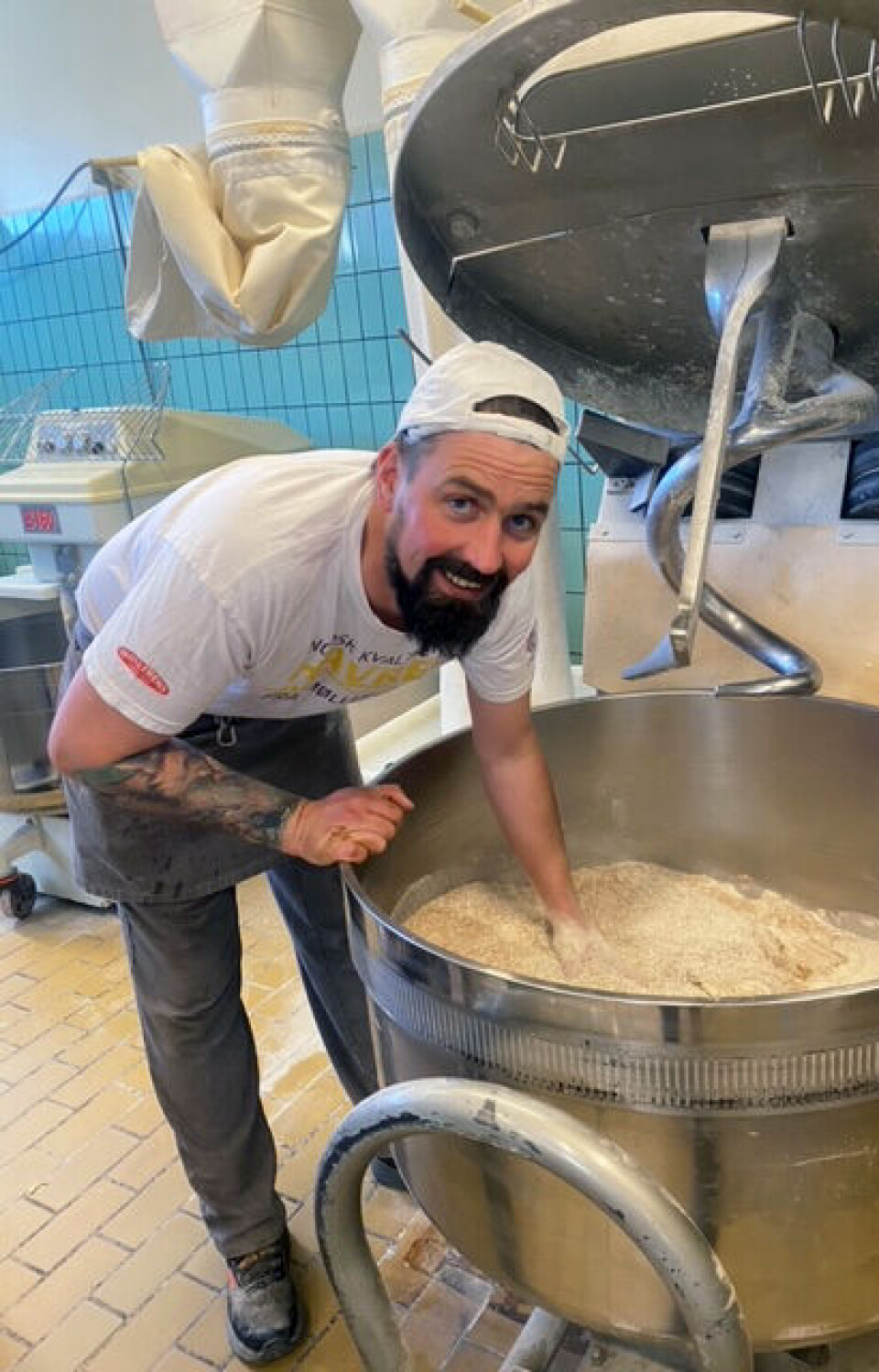 Roger Waagan Flemsæterhaug strortrives som bakerlærling hos Waagans Bakeri og Konditori. Baker som rører i eltegryta.