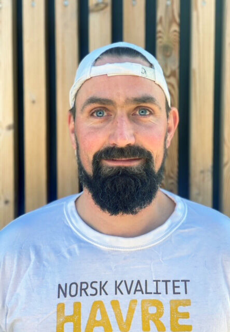 Roger Waagan Flemsæterhaug har fått en ny og spennende hverdag som bakerlærling. Mann med skjegg og caps