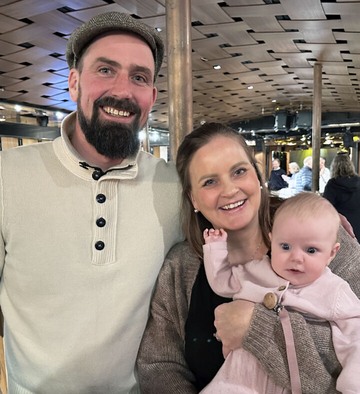 Roger Waagan Flemsæterhaug og Anne Flemsæterhaug Waagan med minstejenta Ella havnet som eksempel i trontaledebatten i Stortinget forleden. Smilende par med baby på armen.