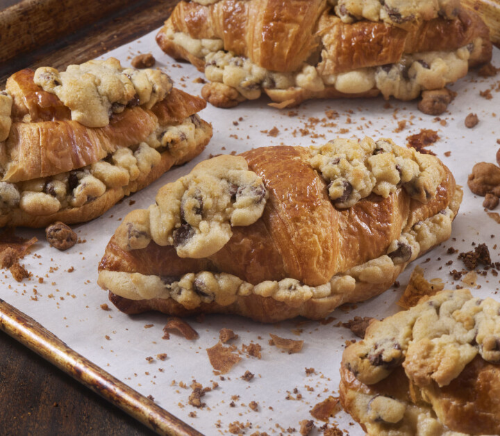 Crookies: Den franske bakeren Stéphane Louvard prøvde seg for moro skyld på en hybrid av croissant og cookie. Resultatet gikk viralt, og crookies er blitt en stor, global trend. Croissanter fylt og toppet med cookie dough på et brett.