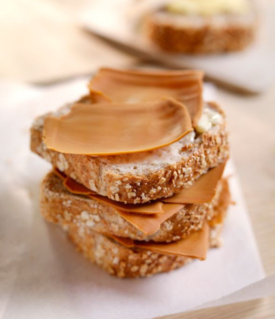 Kan brødskiver med brunost havne på et norsk frimerke? Tre brødskiver med brunost som ligger oppå hverandre.