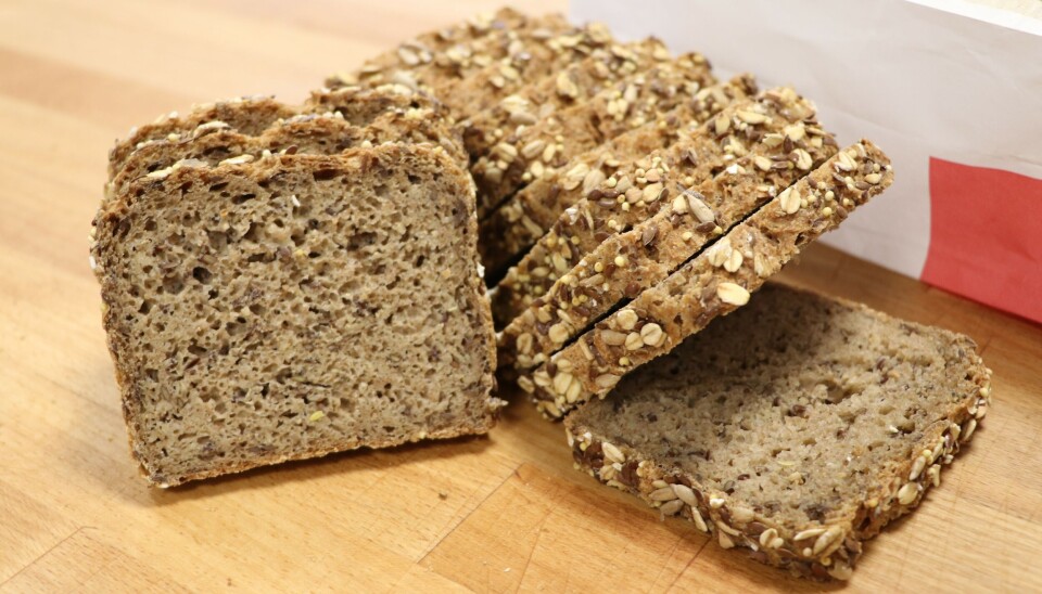 Urkraft Havrebrød med spelt er 100 prosent grovt. Oppskåret grovbrød på en trebenk.
