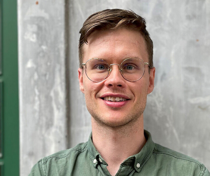 Daglig leder i Debio, Johan Henrik Kintzell Frøstrup. Mann med brille ri grønn skjorte.