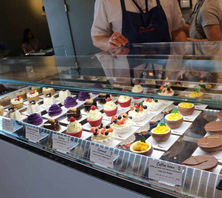 Disken hos Fjær Konfekt er fylt med fargerike og fristende porsjonskaker til 119 kroner per stykk.