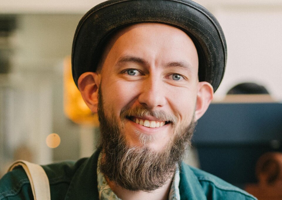 Ludvik Bonna Hopstock er årets norgesmester i kaffebrenning. Mann med svart hatt og grønn jakke.