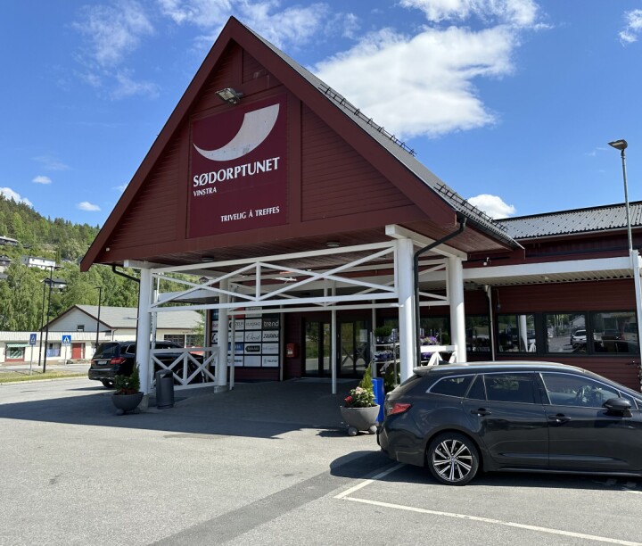 Flytter inn her: Til høsten flytter Ødegaarden Bakeri & Konditori inn i et nytt lokale på kjøpesenteret Sødtorptunet. Rødt kjøpesenter sett utenfra inngangspartiet.
