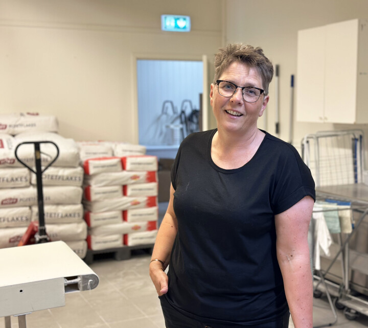 Daglig leder Anne Gunn Viken i lokalet som Ødegaarden Bakeri & Konditori skal leie av Coop. Dame med biller og svart T-skjorte i et bakerilokale.