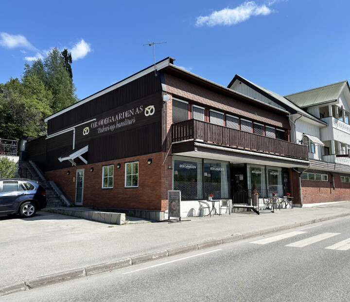 Flytter ut herfra: Ødegaarden Bakeri & Konditori AS har holdt til i dette lokalet på Vinstra helt siden 1916. Bygning med brun trekledning i andre etasje og førsteetasje med murer i teglstein. Glassfasade mot gaten med bakeriutsalg.