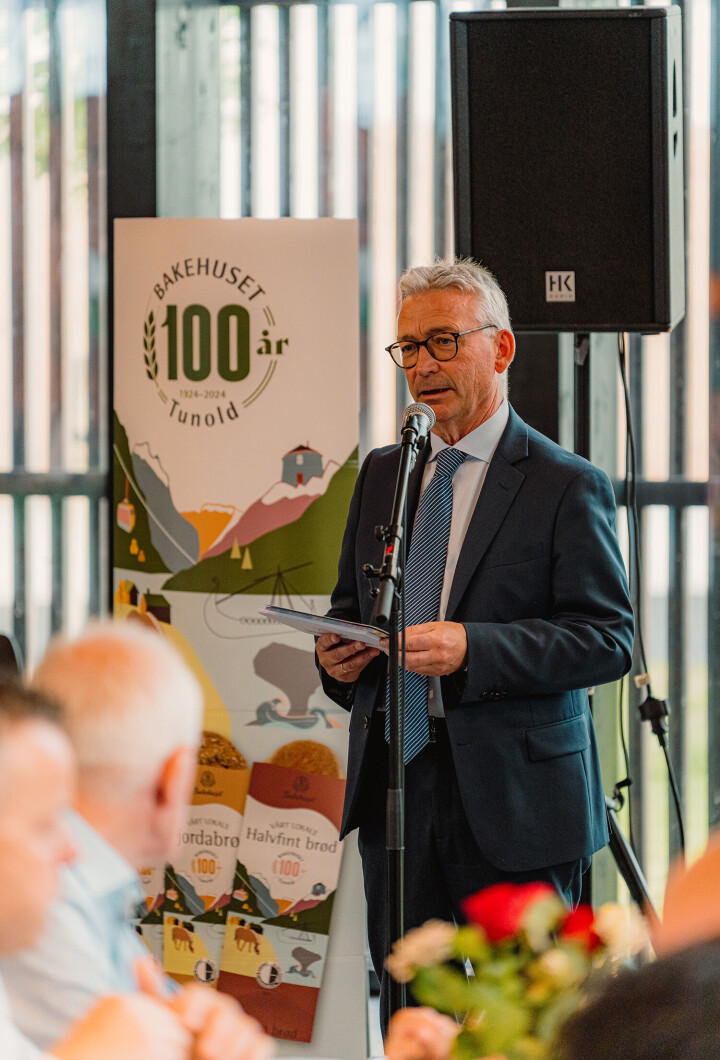 Leif Petter Tunold holdt tale og fortalte om bakeriets historie.