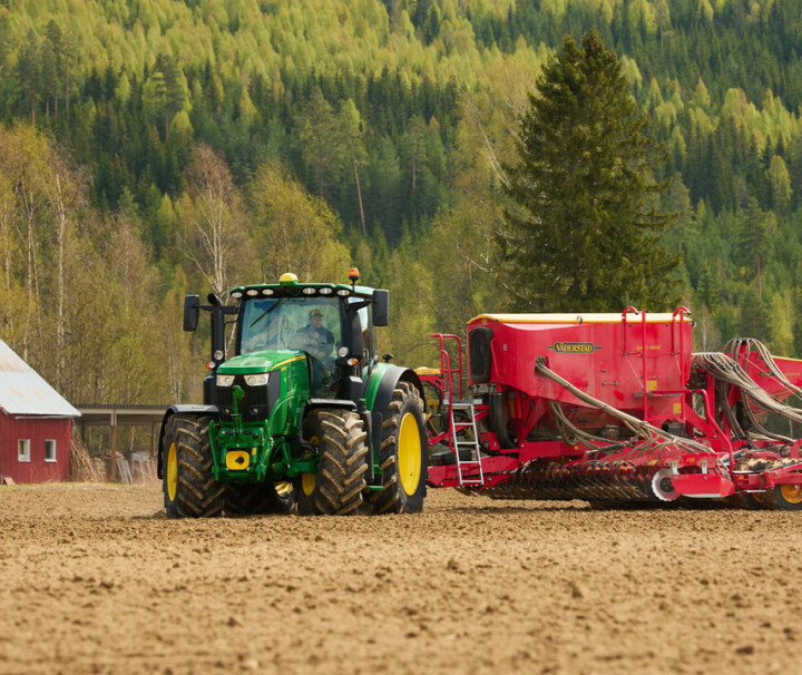 Såing av såkorn hos Sigbjørn Aurland i Åsnes i Innlandet. Bak traktoren følger en Väderstad Spirit 600C kombisåmaskin med en BIodrill 360.