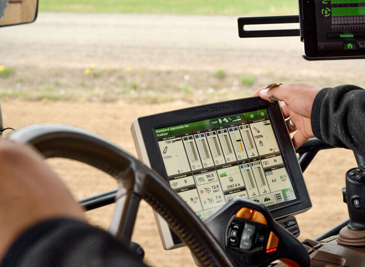 Presisjon: Forbruket av innsatsmidler i våronna følges til minste detalj i traktoren hos Sigbjørn Aurland.