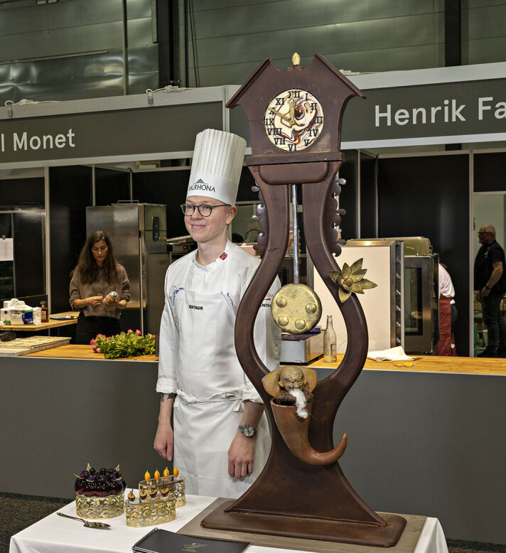 Henrik Falkensten med sine vinnerprodukter under NM i konditorkunst 16. februar 2023.