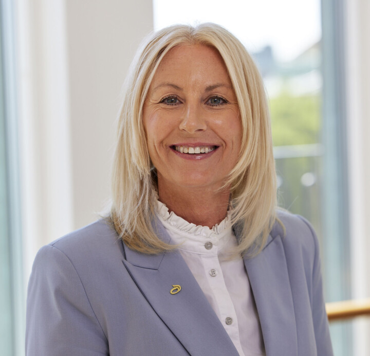 Karen Huffman, administrerende direktør i Lantmännen Cerealia Norge gleder seg over validerte klimamål og at produksjonen i Moss allerede er CO2-nøytral. Dame med lyst hår i lys blå dressjakke og hvit skjorte.