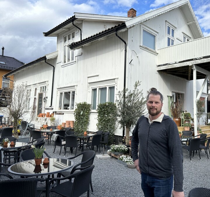 Stefan Lundberg og Jensens Conditori i Stavern har nå fått skjenkebevilling. Mann i bukse og genser som står blant bord på en uteservering.