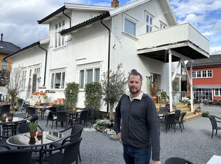 Stefan Lundberg og Jensens Conditori i Stavern har nå fått utvidet skjenkebevilling. Mann i bukse og genser som står blant bord på en uteservering.