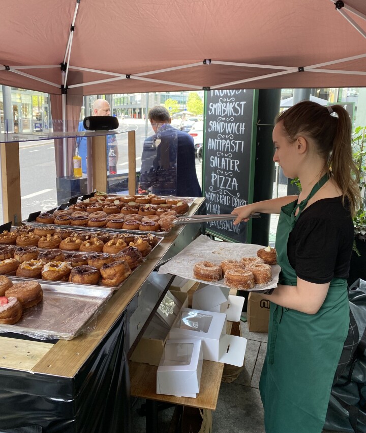 Under cronutfestivalen flyttes cronutsalget ut i et salgstelt på gaten.