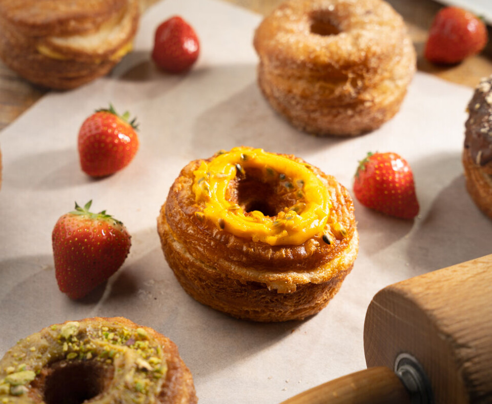 Cronut er en hybrid mellom croissant og cronut som gjerne lages med både fyll inni og pynt på toppen.