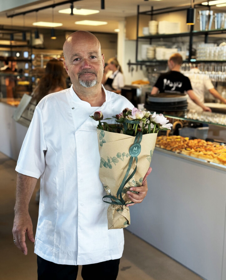 Det vanket både blomster og lovord til Pål Taklo under åpningen av Majas Surdeigsbakeri.