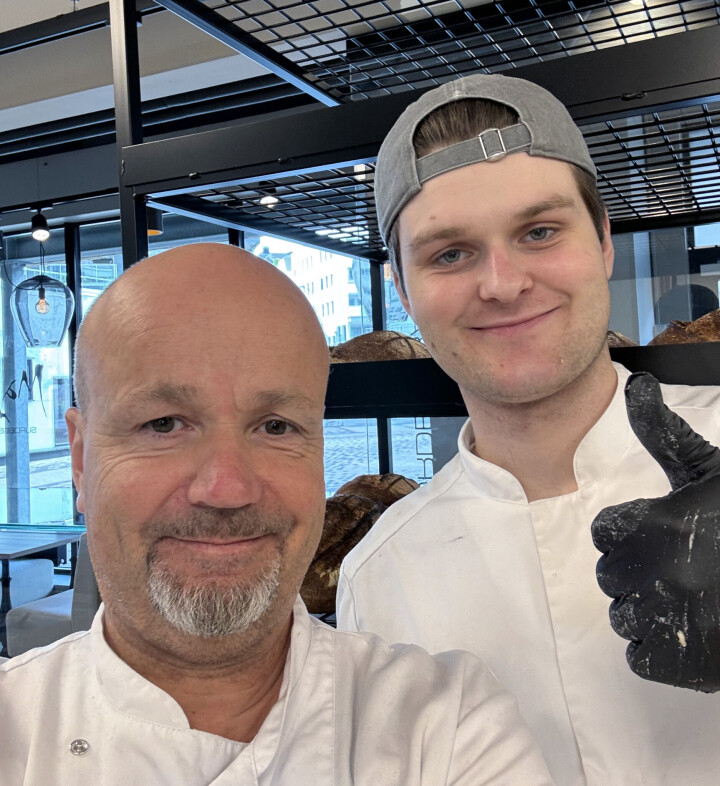 Pål Taklo (til venstre) og nyansatt baker Håvard Hetle har hektiske dager i produksjonen hos Majas Surdeigsbakeri.
