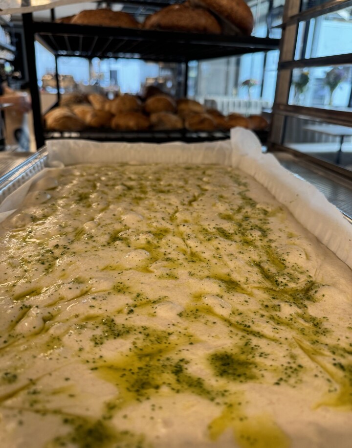 Majas Surdeigsbakeri benytter flere typer surdeig i sin propduksjon.