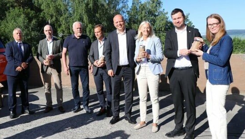 Fra venstre Statsforvalter Knut Storberget, leder av Forsvarskommisjonen, Trond Fidje, styreleder i Norges Møllene, Harald Sunde, leder av Totalberedskapskommisjonen, Gisle Unum, leder av råvareforsyning Fiskå Mølle AS, finansminister Trygve Slagsvold Vedum, Karen Huffmann, Country Managing Director Lantmännen Cerealia AS Norge , landbruks- og matminister Geir Pollestad og Trude Ulven, administrerende direktør Strand Unikorn AS. Foto: Landbruks- og matdepartementet
