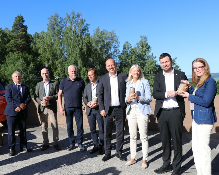 Fra venstre Statsforvalter Knut Storberget, leder av Forsvarskommisjonen, Trond Fidje, styreleder i Norges Møllene, Harald Sunde, leder av Totalberedskapskommisjonen, Gisle Unum, leder av råvareforsyning Fiskå Mølle AS, finansminister Trygve Slagsvold Vedum, Karen Huffmann, Country Managing Director Lantmännen Cerealia AS Norge , landbruks- og matminister Geir Pollestad og Trude Ulven, administrerende direktør Strand Unikorn AS. Foto: Landbruks- og matdepartementet