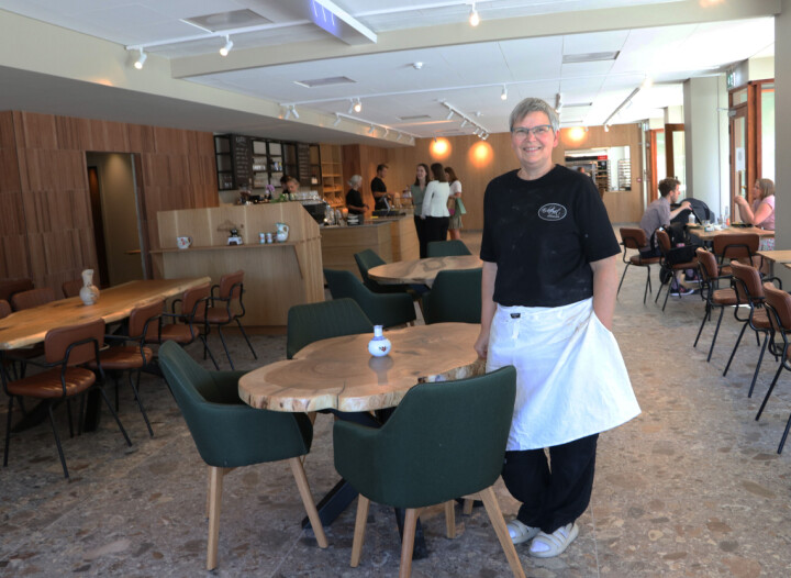 Bakerigründer Jenny-Marie Håland er ekstra fornøyd med de solide og flotte trebordene fra Kris Trekunst i Kalvåg.