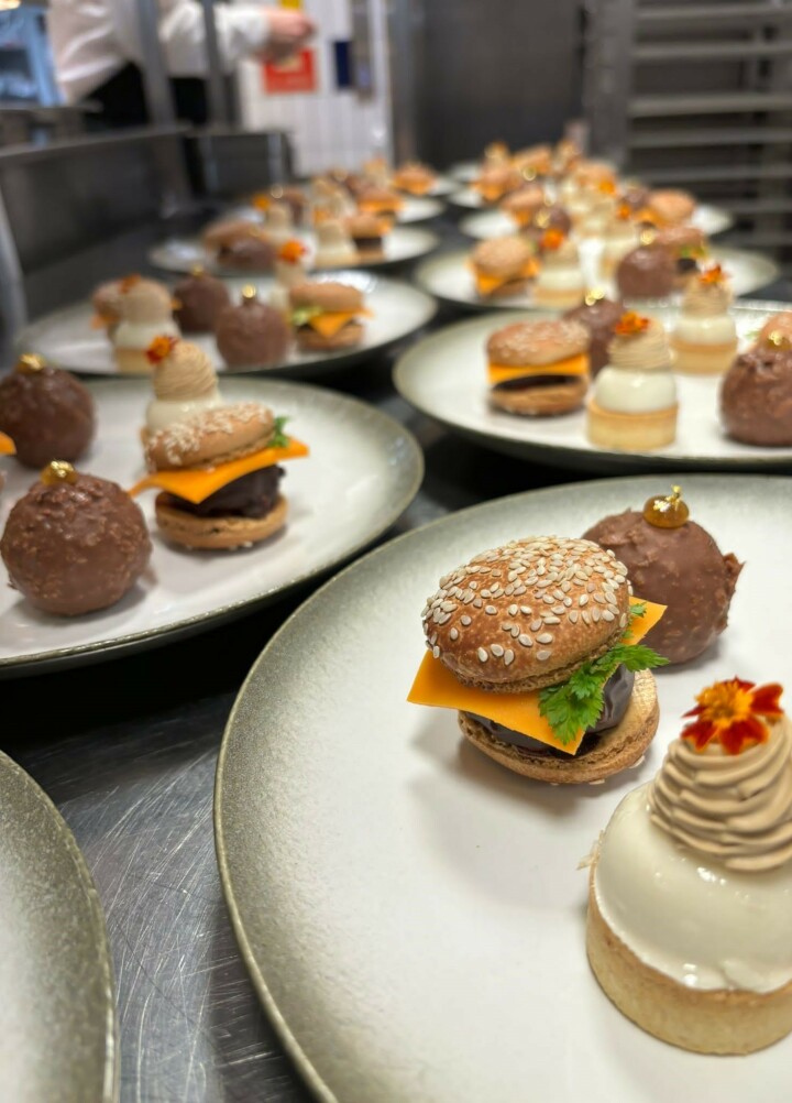 “Tipsy-tea” dessert, sjokoladeburger, ananas and kokosterte, melkesjokolade og sitronkule.