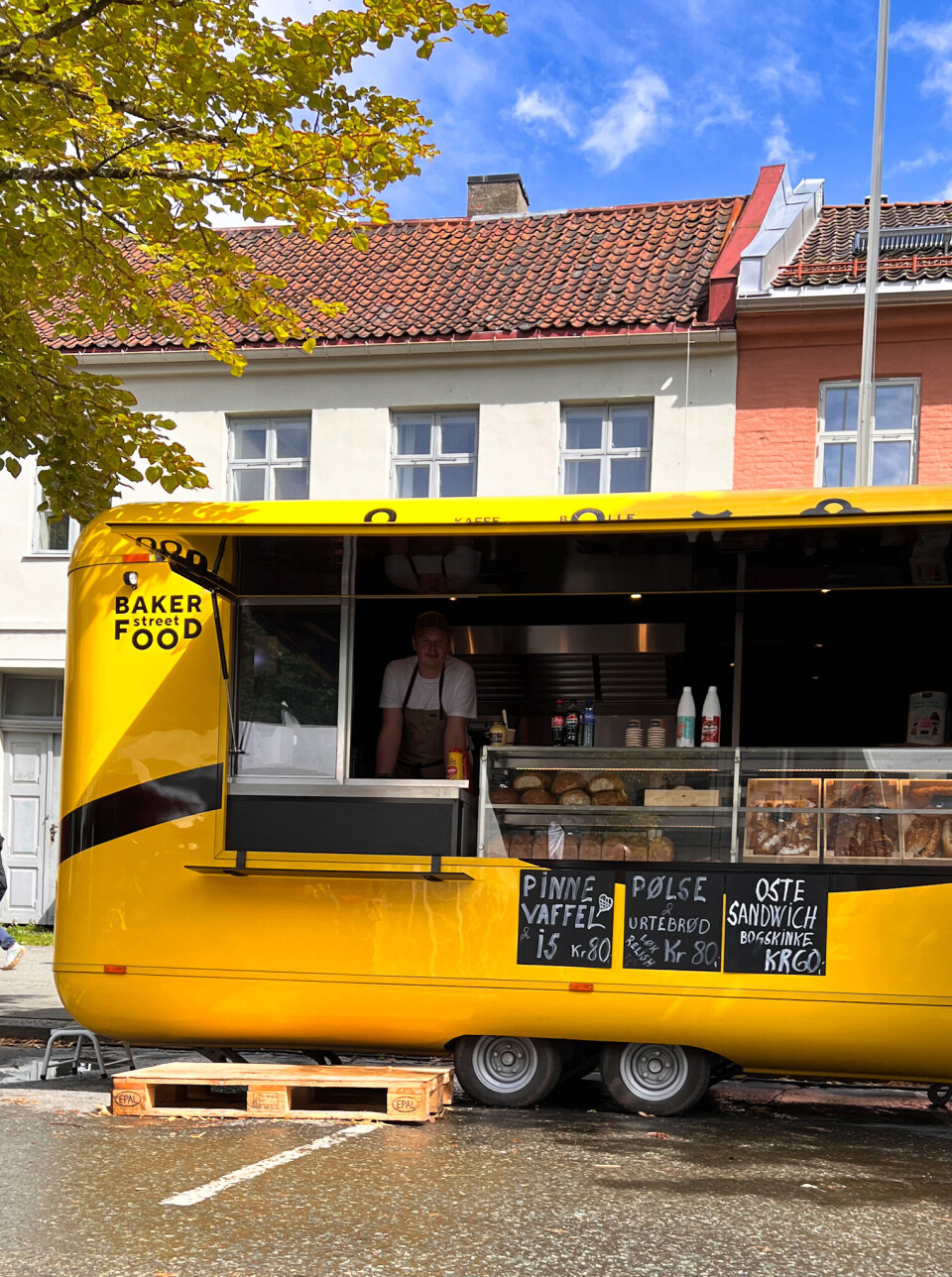 Med basis i bakeriets egne produkter har Soknedal Bakeri og Konditori vært et populært tilbud i Trøndelag. Nå er drømmen at det blir mange gule foodtrucks rundt om, ikke bare i Norge, men i hele Norden. Gul foodtruck sett forfra.