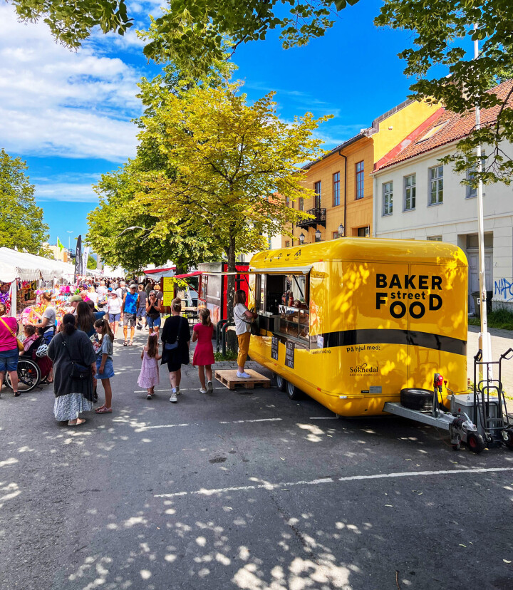 Soknedal Bakeri og Konditori har testet sin spesialdesignede foodtruck på et stort antall arrangementer. Nå er de klare for å tilby produktet og konseptet til den norske baker- og konditorbransjen. Gul foodtruck på et marked med mye folk.
