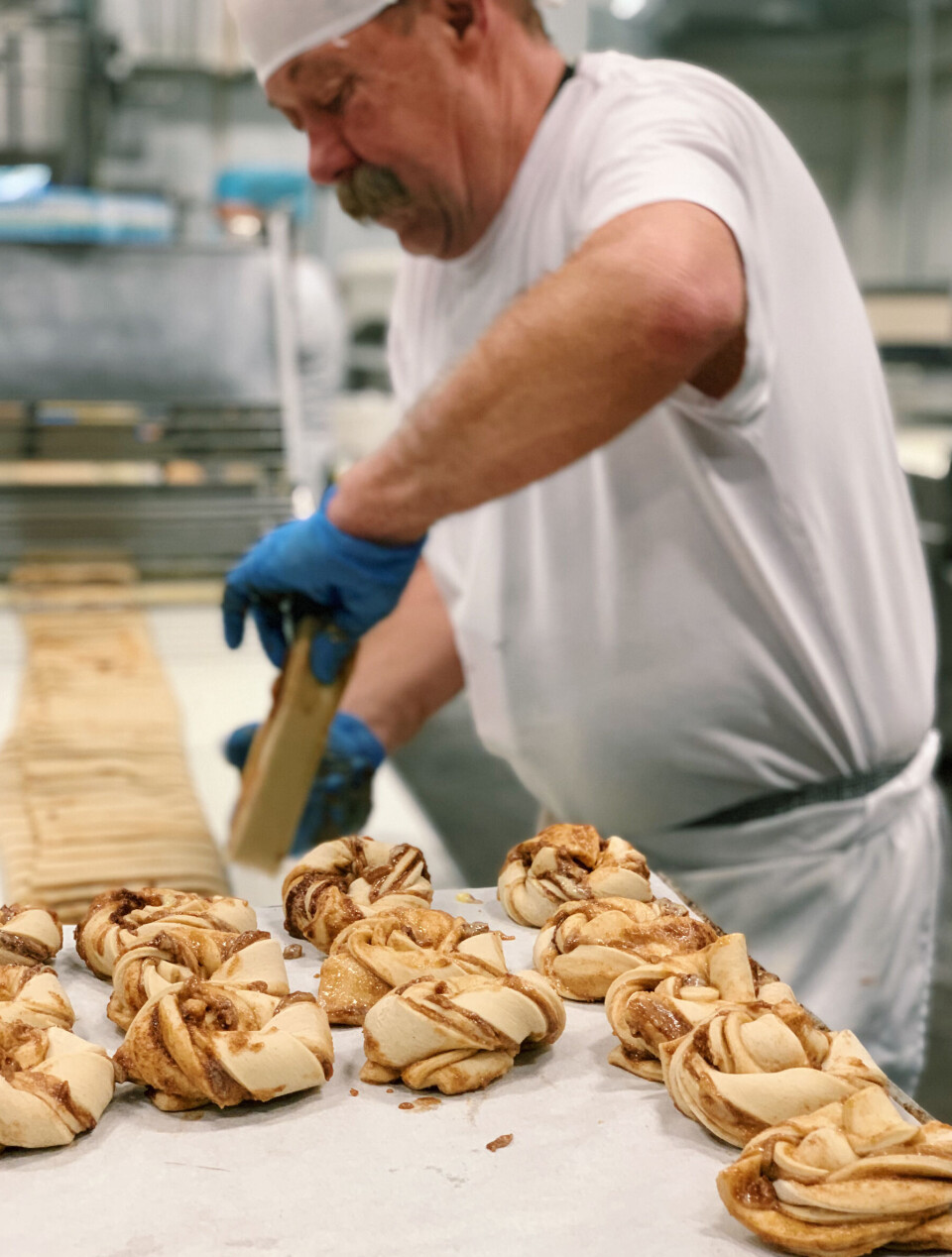Bakerne hos Nærbakst på Lier produserer kanelboller for Skillings seks dager i uken.