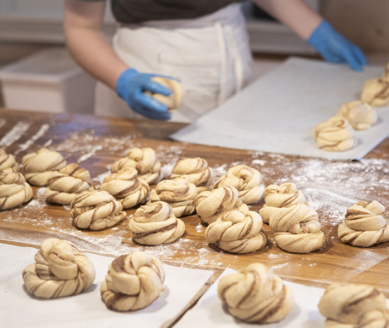 Heidal Ysteri har fått influencer-skryt for kanelsnurrene sine, og nå strømmer folk til den lille fjellbygda for å kjøpe gjærbakst. Baking av kanelboller i bakeriet til Heidal Ysteri.