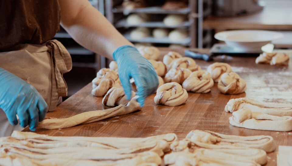Her lages landets tredje beste kanelsnurren, skal vi tro reiseinfluenceren Helene Myhre. En ansatt lager kanelsnurrer i bakeriet til Heidal Ysteri.