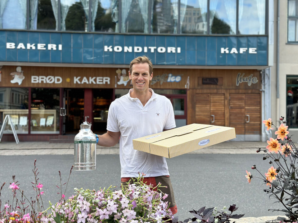 Peder Jørgensen er denne uka på farten med kaffekanner og varer til fots i Arendal sentrum. I løpet av Arendalsuka omsetter bakeriet for 3 millioner kroner.