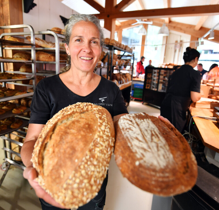 Nye produkter: – Vi har utviklet to nye surdeigsbrød som jeg synes er veldig gode, og som jeg føler viderefører håndverket Morten brant for, forteller eier av Bakeriet i Lom, Jeanette Schakenda. Jeanette Schakenda, Bakeriet i Lom